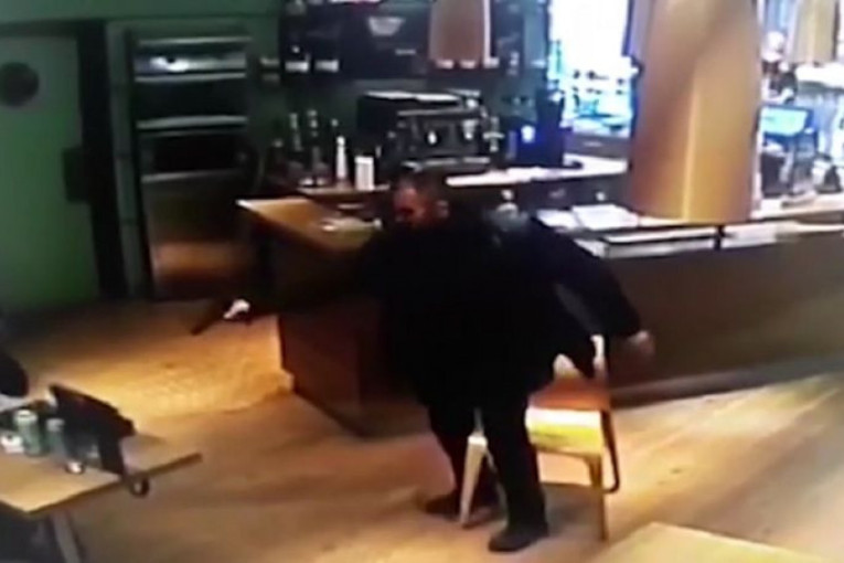 Snimak ubistva Sare u Vranju: Marjan joj nešto pokazivao na telefonu, pa ustao i počeo da puca u nju! (VIDEO)