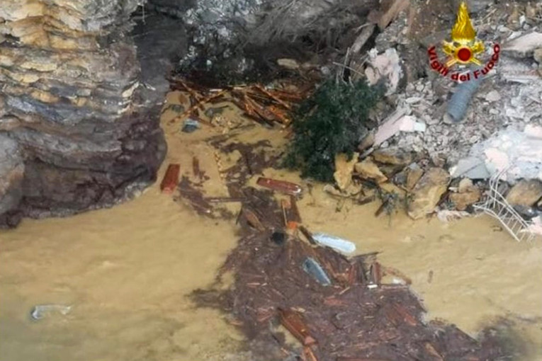 Preko 200 mrtvačkih sanduka pluta: Groblje u Italiji "skliznulo" u more (FOTO+VIDEO)