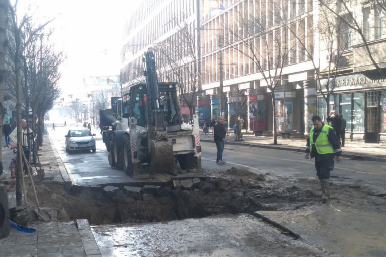 Pucanje cevi izazvalo problem u centru Beograda: Autobus propao u rupu kod Beograđanke (FOTO+VIDEO)