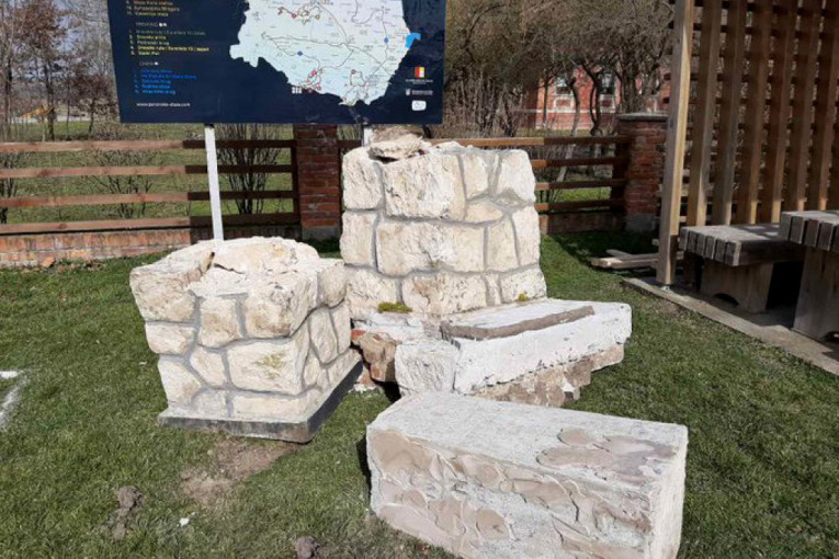 Sramno! Srušen spomenik podignut deci Potkozarja: Uništen skroz i to da bi se napravio parking (FOTO)