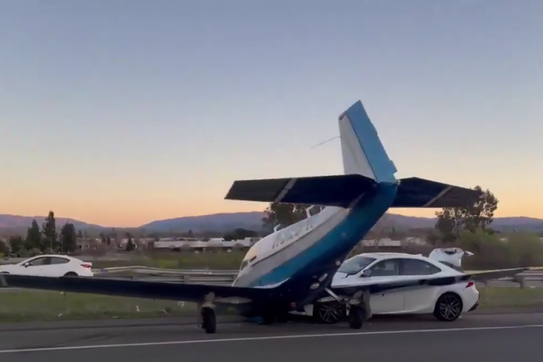 Dramatično prinudno sletanje: Avion i automobil se sudarili na auto-putu (VIDEO)