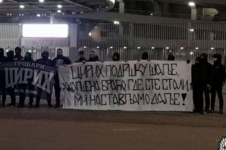 Velji Nevolji stigla podrška iz Milana: "Uhapšena braćo gde ste stali, mi nastavljamo dalje" (FOTO)
