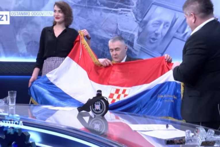 Skandal na hrvatskoj televiziji: General u emisiji dobio na poklon ustašku zastavu i čuturu sa natpisom "Za dom spremni" (VIDEO)