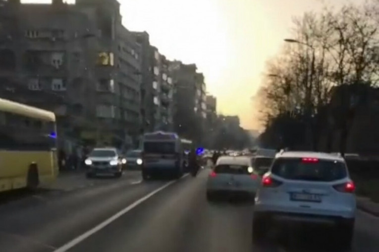 Udes u centru Beograda: Vozaču pozlilo tokom vožnje, pa se zakucao u drugi automobil