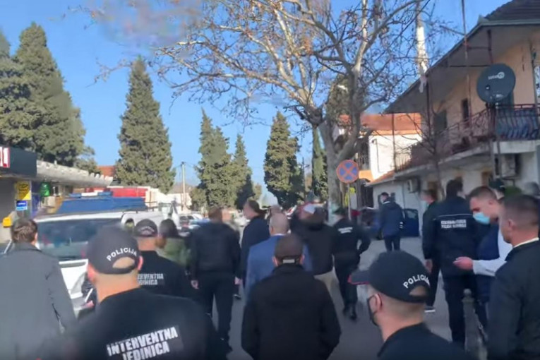 Završena drama u Tuzima: Policija se povukla, građani se razilaze, restorani i dalje rade, Krivokapić ipak nije došao (VIDEO)