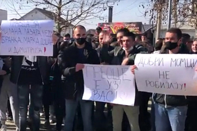 Protest učenika u Gračanici: Traže puštanje mladića koji su se pobili u Lapljem Selu