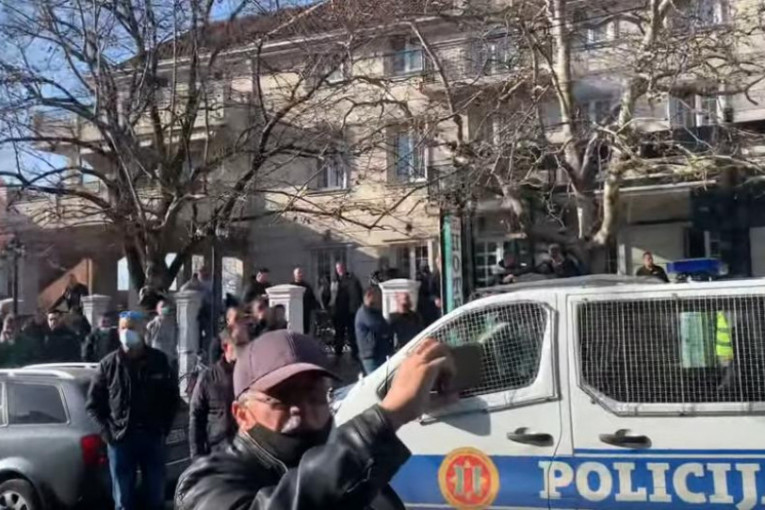 Haos u Tuzima:  Krivokapić ipak ne dolazi, Đeljošaj maše zastavama Albanije i tzv. Kosova (VIDEO)