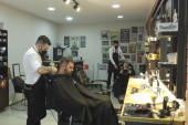 Nesvakidašnji berberski salon u gradu na Đetinji: Užičanin umesto pendreka u ruke uzeo britvu i preko noći napravio pravi "bum"