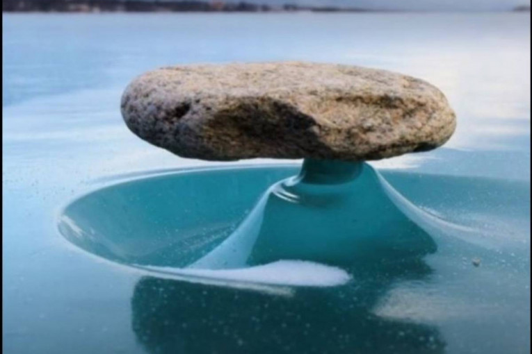 Nije foto-montaža: Bajkal Zen, redak fenomen gde kamenje lebdi iznad vode