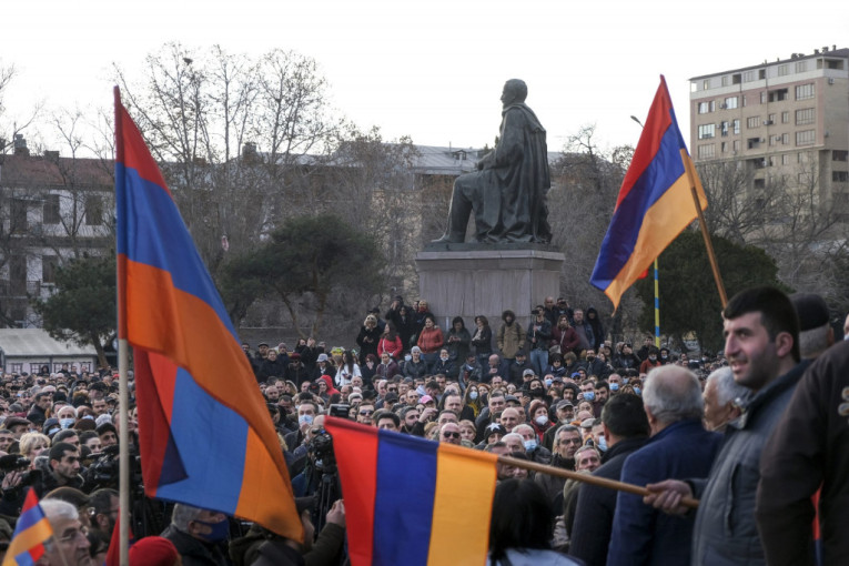 Protesti u Jermeniji nastavljeni: Opozicija zahteva da se ne potpiše ukaz premijera