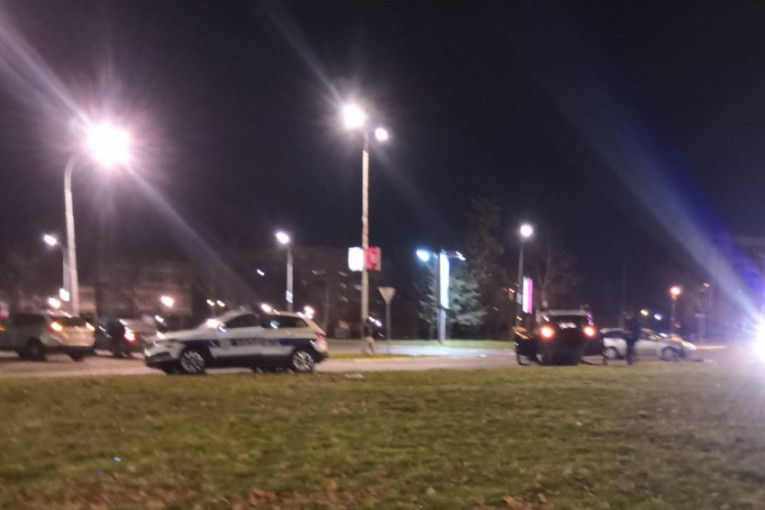 Udes na Novom Beogradu: Automobil se prevrnuo na krov, povređen muškarac prebačen u Urgentni centar