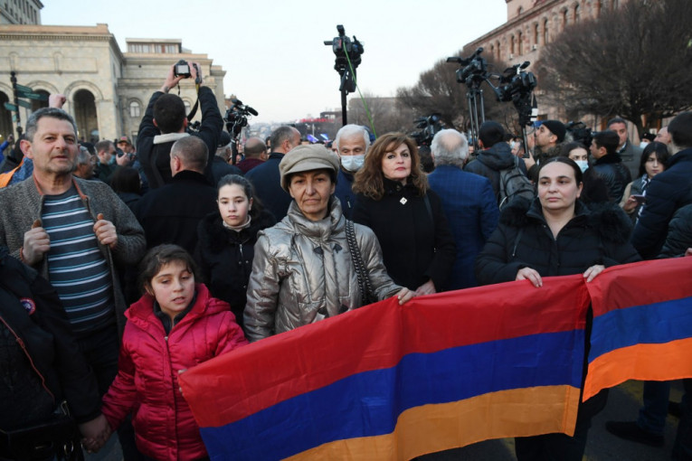 Kriza u Jermeniji: Predsednik nije potvrdio ostavku načelnika Generalštaba koju traži premijer, šta će sada dogoditi? (VIDEO)