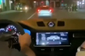 Bahata vožnja u Zemunu: Divljao Glavnom ulicom i zamalo zgazio pešaka (VIDEO)