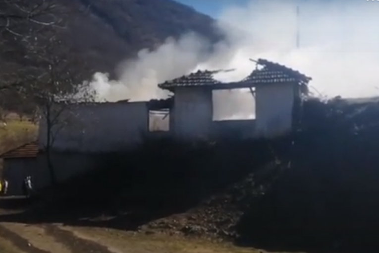 Drama u Leposaviću: Komšije u poslednjem trenutku izvukle nepokretnu staricu iz zapaljene kuće (VIDEO)