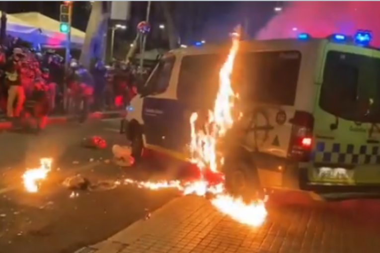 Nemiri u Barseloni: Barikade, zapaljena banka, najmanje desetoro privedenih (VIDEO)