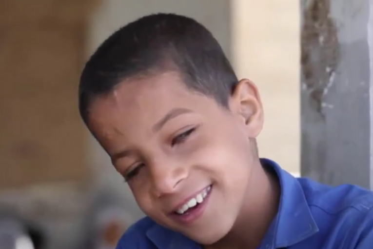 Potresna priča o Ahmedu (9), slepom dečaku za kog prepreke ne postoje (VIDEO)