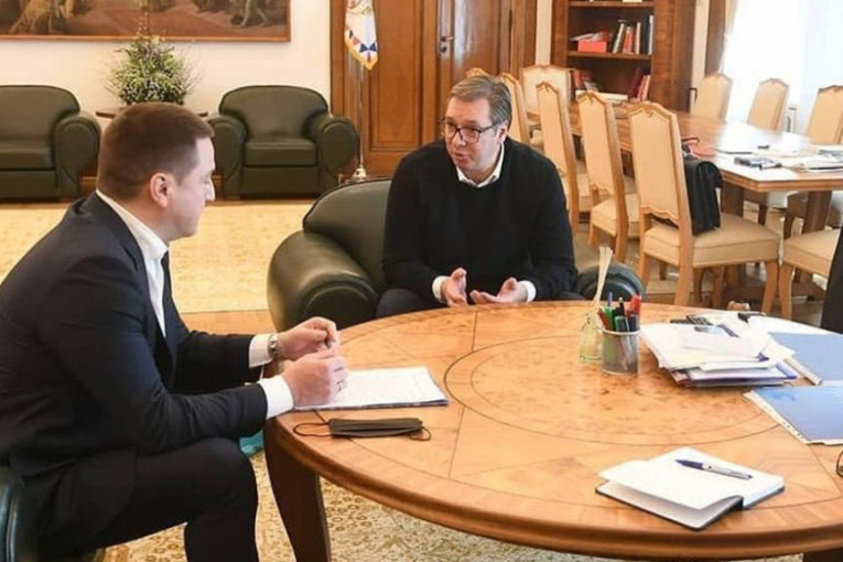 Država će štampati udžbenike od posebnog značaja: Sastali se Vučić i Ružić (FOTO)