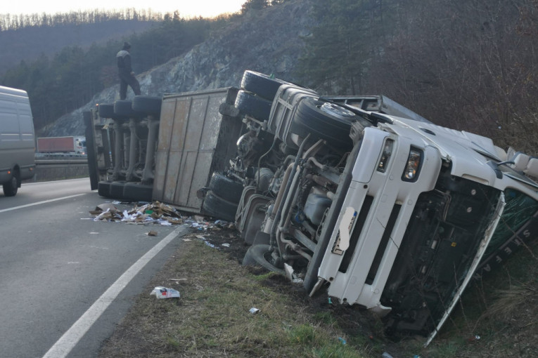 Dve saobraćajne nezgode na Ibarskoj magistrali: Pored reke Despotovice šleper se prevrnuo na krov, u Preljini vozilo podletelo pod kamion (VIDEO)