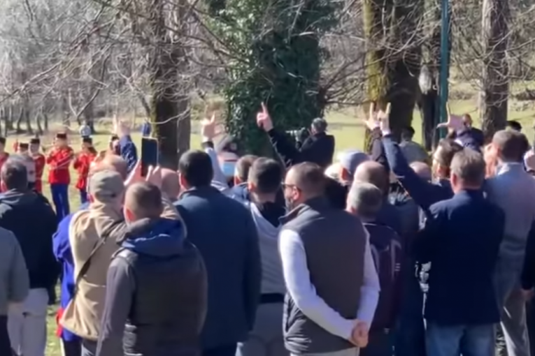 Novi izliv srbofobije na Cetinju: "Komite" oskrnavile grob kralja Nikole zbog trobojke Kraljevine Crne Gore (VIDEO)