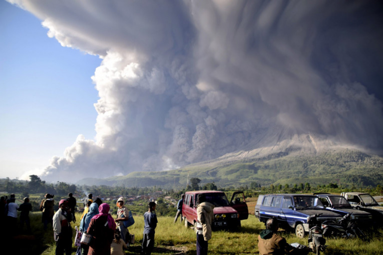 Snažne erupcije dva vulkana u Indoneziji (VIDEO)