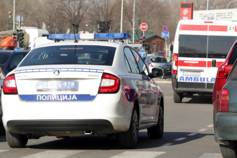 Saobraćajna nesreća na Smederevskom putu: Sudarili se automobil i motocikl, stvorila se ogromna gužva (FOTO)
