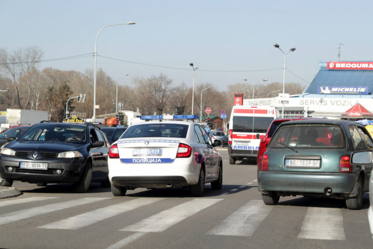 Teška saobraćajna nesreća kod Ušća: Motociklista stradao nakon sudara sa automobilom