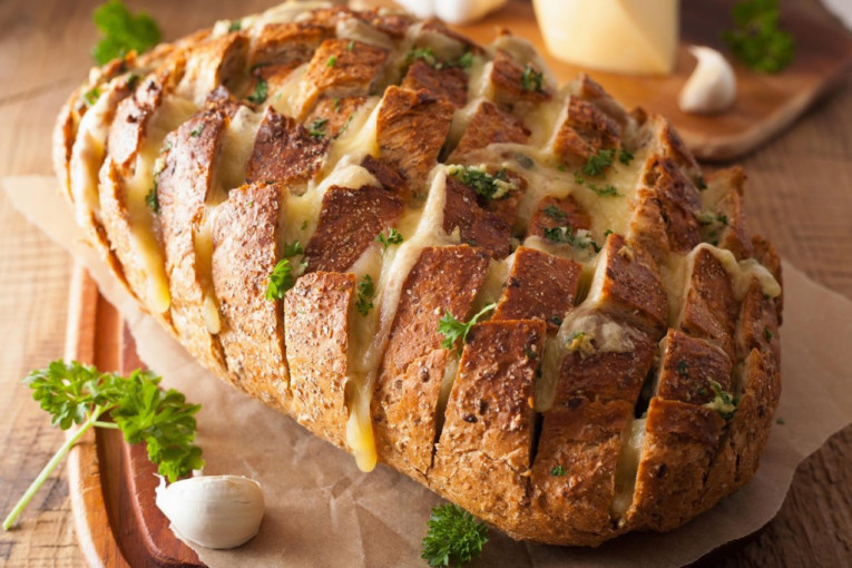 Recept dana: Hrskavi hleb punjen sirom i belim lukom, raskoš za doručak i večeru