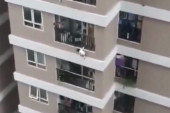 Dramatično spasavanje: Dostavljač heroj uhvatio devojčicu koja je pala sa 12. sprata zgrade (VIDEO)