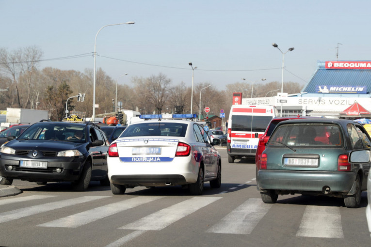 Saobraćajna nezgoda u Ugrinovačkoj ulici: Dve osobe prevezene u KBC "Zemun"