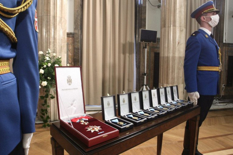 Svečano u Predsedništvu: Predsednik Vučić uručio zlatne medalje za zasluge u borbi protiv kovida (FOTO)