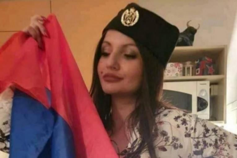 Skandal u Tuzli:  Admira se slikala sa srpskom zastavom i šajkačom, izbacuju je sa fakulteta