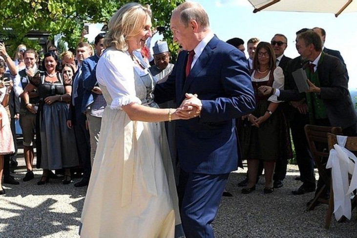 Karin Knajsel morala da se povuče iz "Rosnjefta": Nisu joj oprostili ples sa Putinom (VIDEO)