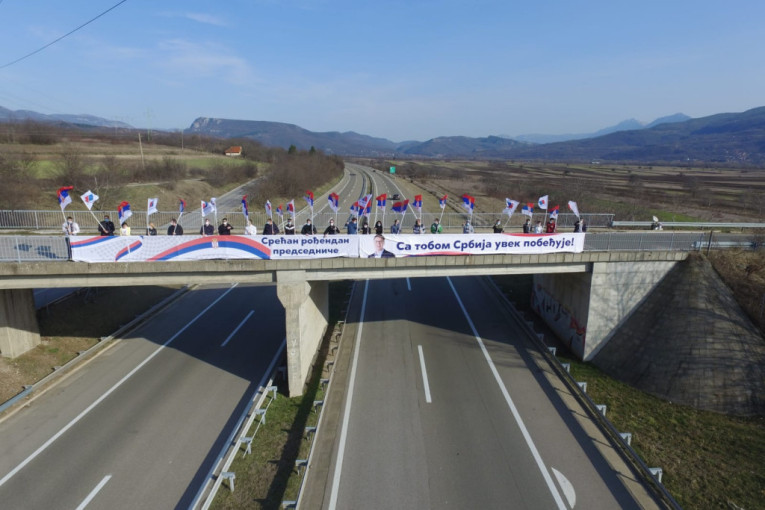 Aktivisti SNS iz Niša i Pirota priredili iznenađenje Vučiću: "Srećan rođendan, predsedniče! Sa tobom Srbija uvek pobeđuje!" (FOTO+VIDEO)