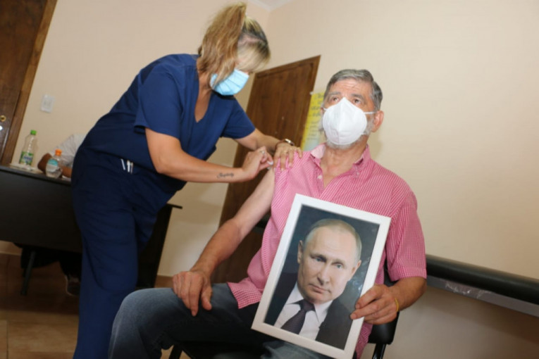 Primio vakcinu držeći sliku Putina: "Govorili su da hoće da nas otruju, a oni nam život spasavaju" (FOTO)
