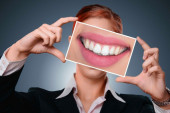 Mnogi ljudi misle da što ih jače trljaju, zubi postaju belji i čistiji: Zapravo, oni još više žute, zubar objasnio zbog čega