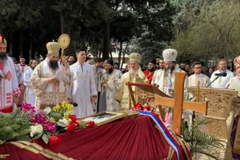 Sahranjen vladika Atanasije: Pogrebna povorka prošla ulicama Trebinja do manastira Tvrdoš (FOTO)