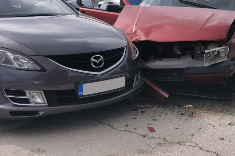 Sudar u Čačku: Ušao u kružni tok u suprotnom smeru, pa se zakucao u auto (FOTO)