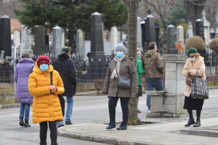 Poštovale su se mere za Zadušnice: Bez okupljanja na Novom groblju, građani nosili maske