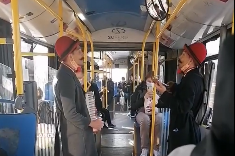 Španski muzikanti zapevali Tozovčev hit: Scena iz autobusa 95 oduševila putnike (VIDEO)