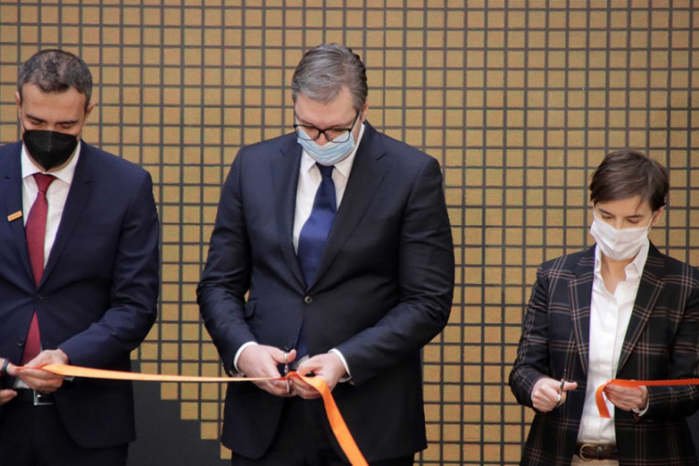 Vučić na otvaranju fabrike u Novom Sadu: "Beskrajno sam srećan, ponosan sam na zemlju u kojoj živimo"(FOTO/VIDEO)