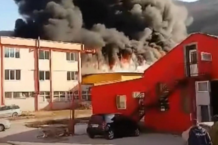 Veliki požar kod Sarajeva: Gore fabričke hale tekstilne kompanije (VIDEO)