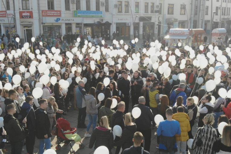 Čačak u suzama! Beli baloni tuge poleteli u vazduh: Prijatelji se oprostili od mladića koji je tragično nastradao u udesu (FOTO)