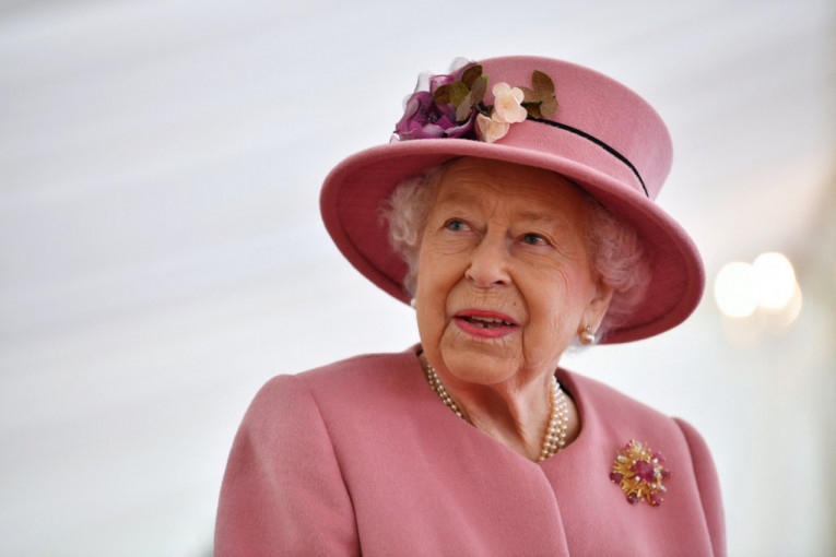 Kraljica Elizabeta se iznenada pojavila u javnosti: Tek treći put od početka pandemije van zamka (VIDEO)