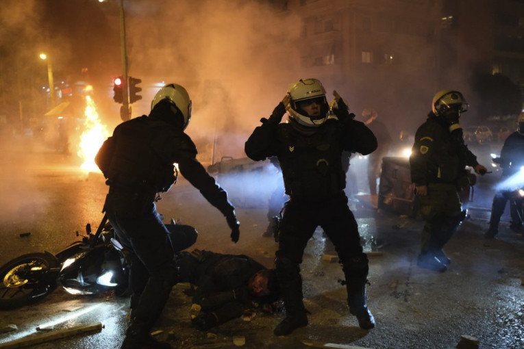Sukob na ulicama Atine: Policajac teško povređen (VIDEO)