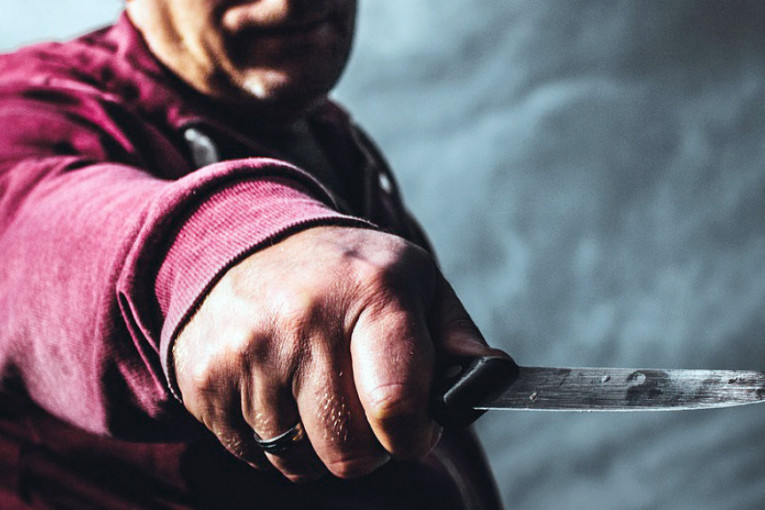Tragedija u Derventi: Muškarac komšinicu zaklao nožem, drugu ranio