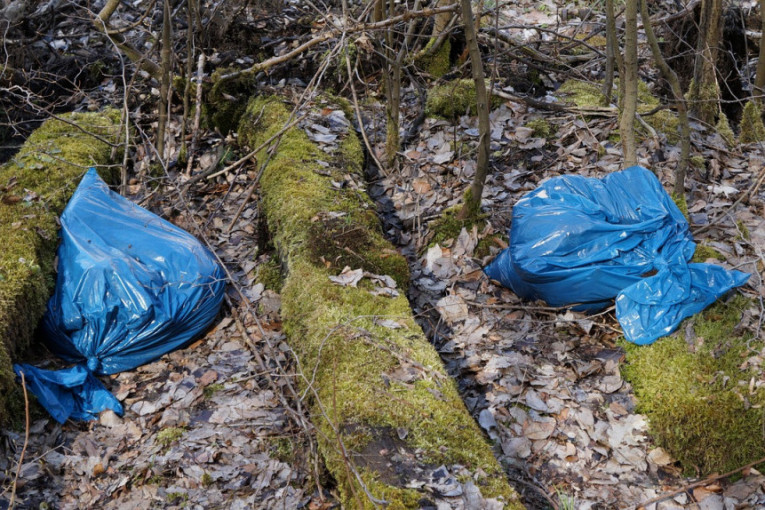 Nesnosni smrad se širio iz šume kod Valjeva: Meštani pronašli džakove, sada strahuju od pojave bolesti
