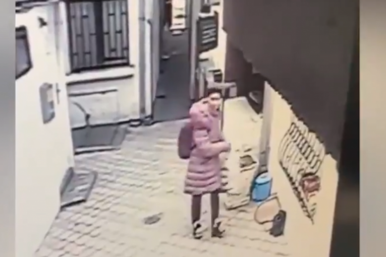 Neviđena drskost u centru Beograda: Ušetala u dvorište i ukrala patike! (VIDEO)