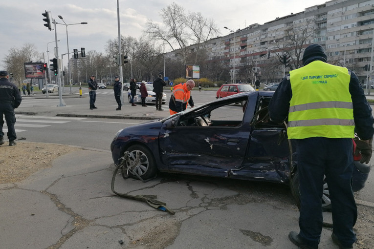 Težak udes na Novom Beogradu: Automobil smrskan, staklo rasuto po putu (FOTO)