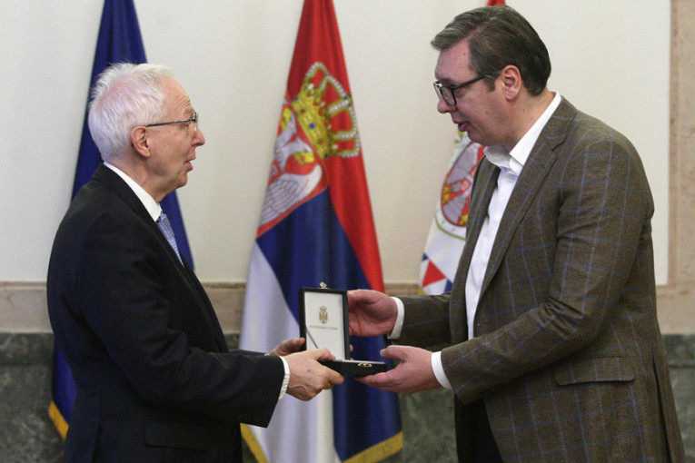 Vučić uručio odlikovanje guverneru Razvojne banke Saveta Evrope