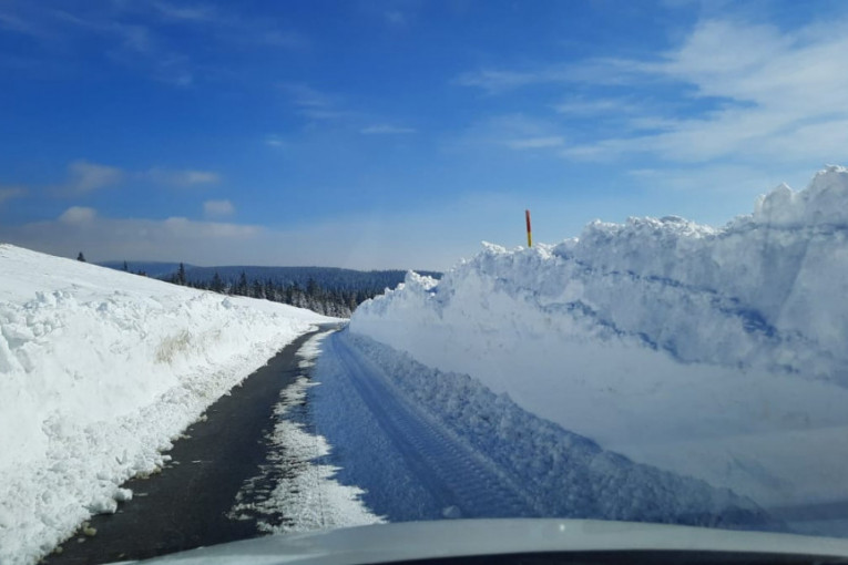 Snežni nanosi visine od nekoliko metara jedva probijeni: Ovako usred marta izgleda planina Golija (FOTO)
